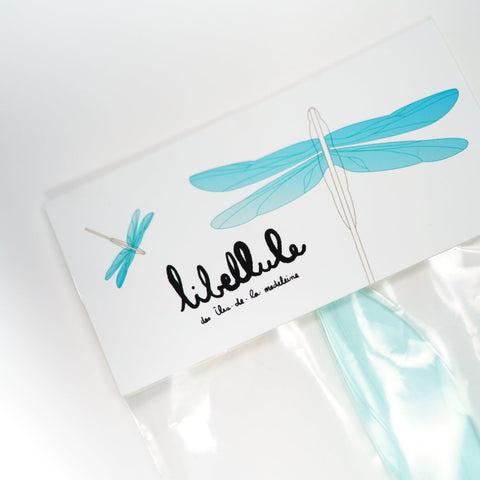 Libellule suspendue