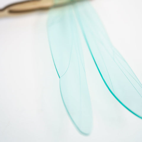 Libellule suspendue