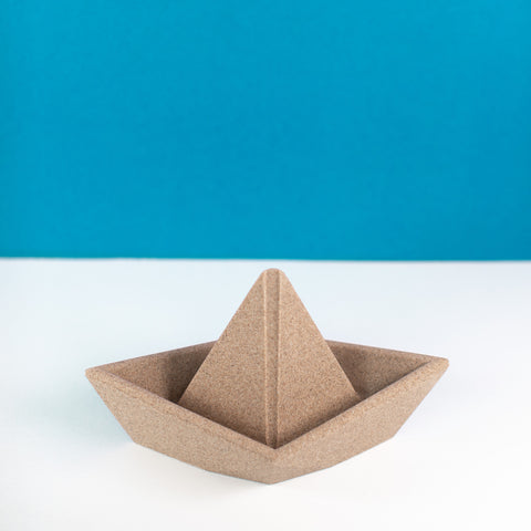 bateau de papier, voilier, sable, déco, Îles de la madeleine, atelier côtier, design maritime, fait au Québec, fait aux Îles, artisan,