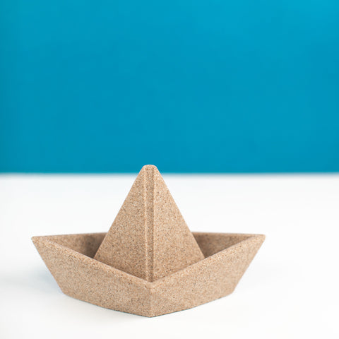 bateau de papier, voilier, sable, déco, Îles de la madeleine, atelier côtier, design maritime, fait au Québec, fait aux Îles, artisan,