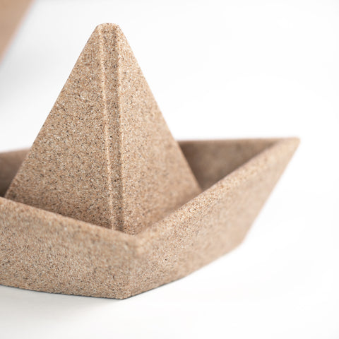 bateau de papier, voilier, sable, déco, Îles de la madeleine, atelier côtier, design maritime, fait au Québec, fait aux Îles, artisan,