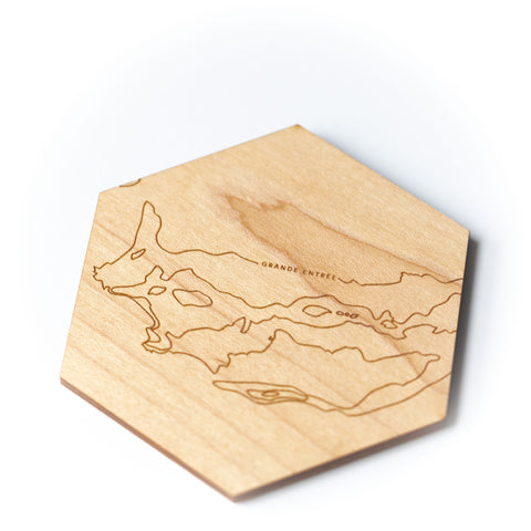 bonbon roche, bonbons roche, iles de la madeleine, design maritime, sous-verre, topographie, sous-verre topographique, bois, atelier côtier