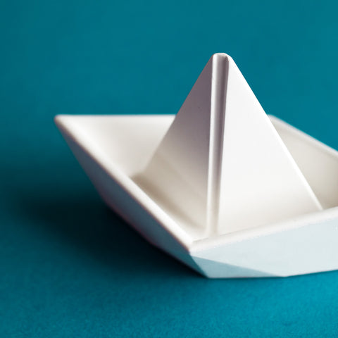 bateau de papier, voilier, béton, déco, Îles de la madeleine, atelier côtier, design maritime, fait au Québec, fait aux Îles, artisan,