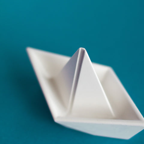 bateau de papier, voilier, béton, déco, Îles de la madeleine, atelier côtier, design maritime, fait au Québec, fait aux Îles, artisan,