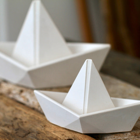 bateau de papier, voilier, béton, déco, Îles de la madeleine, atelier côtier, design maritime, fait au Québec, fait aux Îles, artisan,